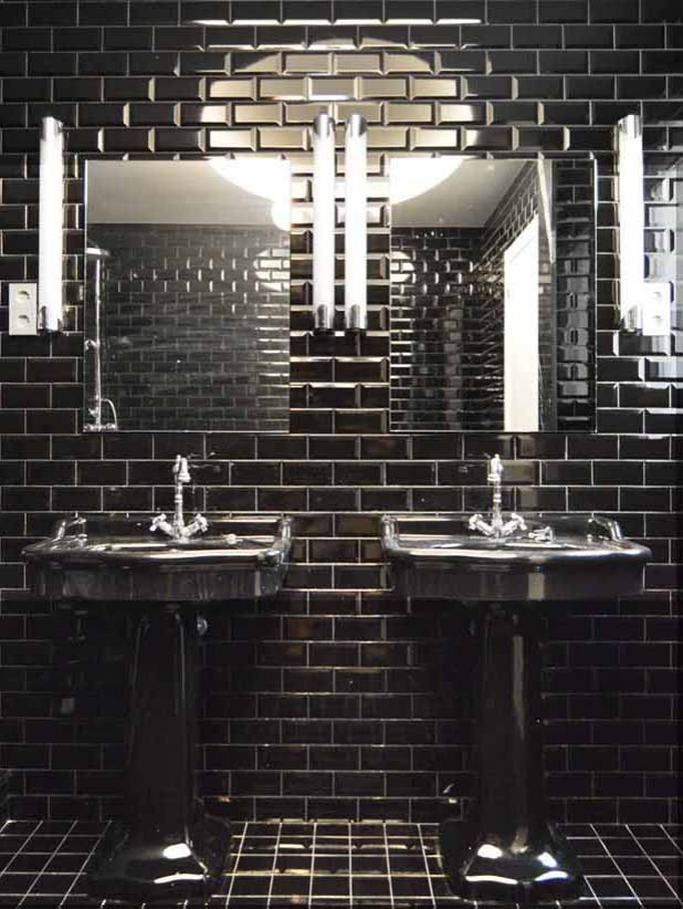 На фото: большая главная ванная комната в стиле модернизм с полновстраиваемой ванной, черной плиткой, плиткой кабанчик, черными стенами, полом из керамической плитки, раковиной с пьедесталом, черным полом, душем в нише и душем с распашными дверями с