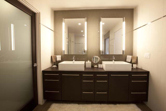 Imagen de cuarto de baño principal actual grande con lavabo sobreencimera, armarios con paneles lisos, puertas de armario de madera en tonos medios, encimera de acrílico, paredes beige y suelo de baldosas de porcelana