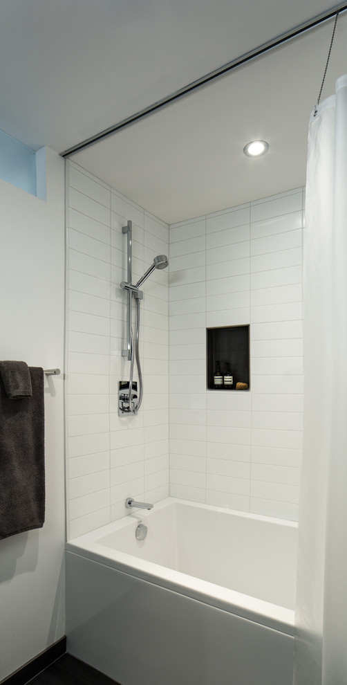 Esempio di una stanza da bagno minimalista di medie dimensioni con piastrelle grigie, pareti bianche, pavimento in gres porcellanato, vasca ad alcova e piastrelle in ceramica