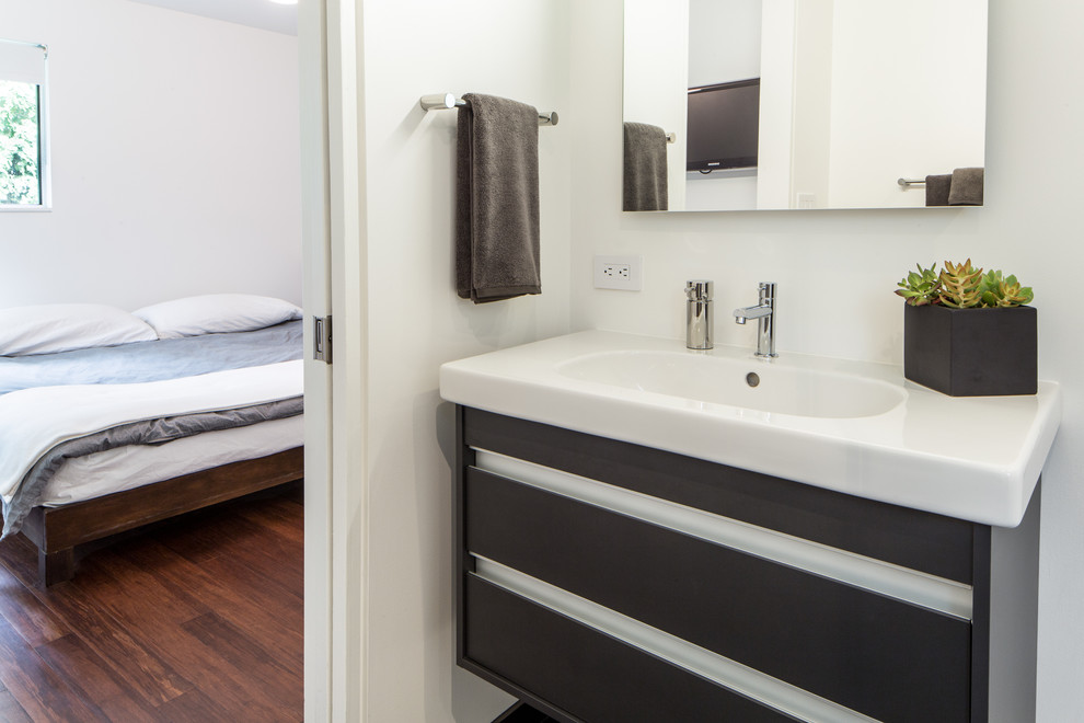 Esempio di una stanza da bagno moderna di medie dimensioni con vasca ad alcova, piastrelle grigie, piastrelle in ceramica, pareti bianche e pavimento in gres porcellanato
