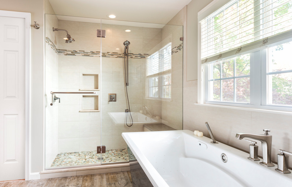 На фото: ванная комната в стиле неоклассика (современная классика) с душем в нише и отдельно стоящей ванной