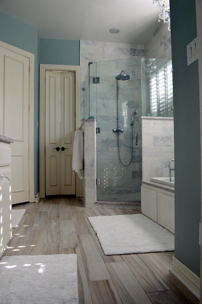 Источник вдохновения для домашнего уюта: главная ванная комната в современном стиле с врезной раковиной, плоскими фасадами, белыми фасадами, столешницей из гранита, накладной ванной, угловым душем, белой плиткой, каменной плиткой, синими стенами и полом из керамогранита