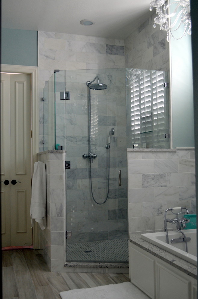 Idéer för att renovera ett funkis en-suite badrum, med ett undermonterad handfat, släta luckor, vita skåp, granitbänkskiva, ett platsbyggt badkar, en hörndusch, vit kakel, stenkakel, blå väggar och klinkergolv i porslin