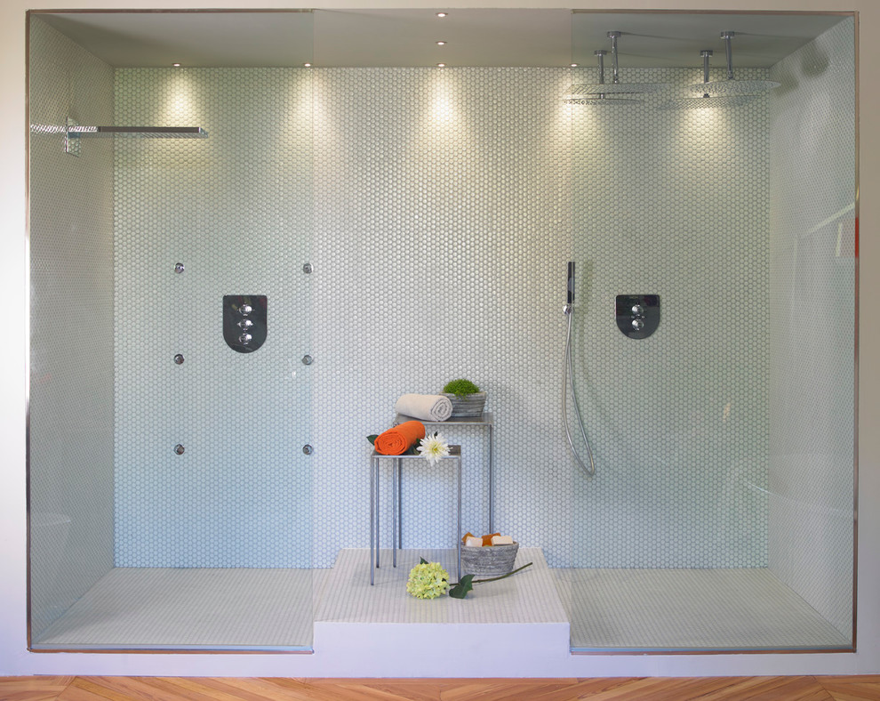 Exempel på ett mellanstort modernt badrum med dusch, med ett fristående badkar och en dubbeldusch