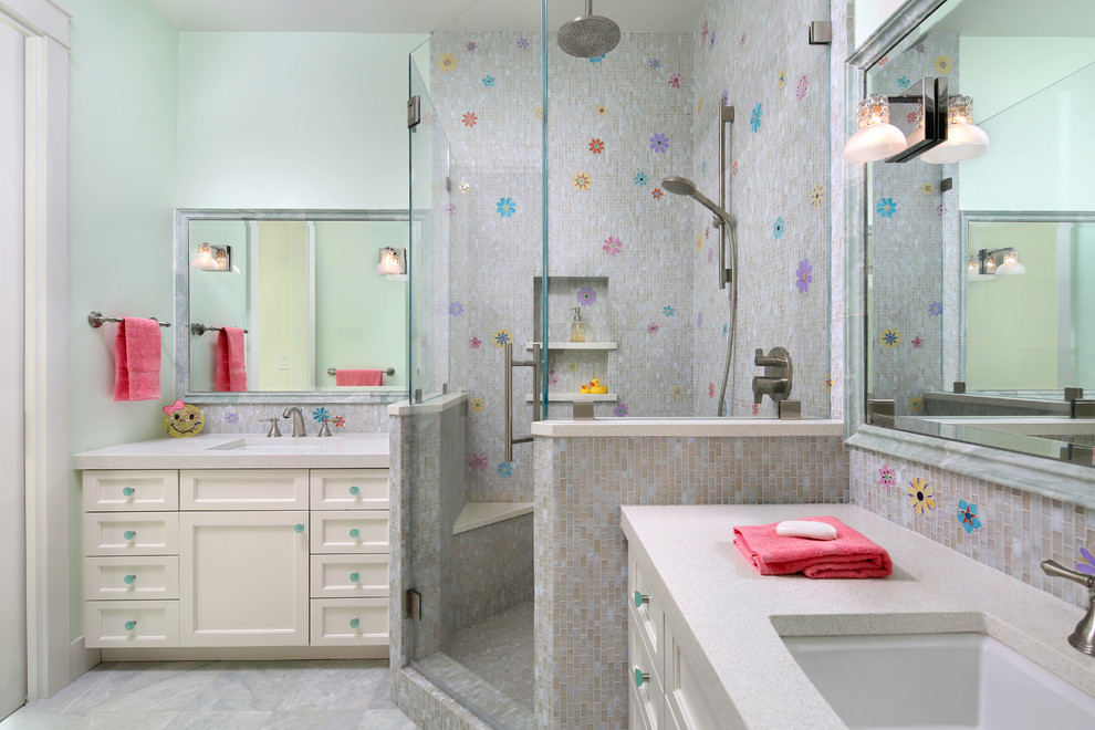 Bild på ett stort funkis badrum för barn, med ett undermonterad handfat, luckor med infälld panel, vita skåp, bänkskiva i kvarts, en hörndusch, flerfärgad kakel, mosaik, marmorgolv och flerfärgade väggar