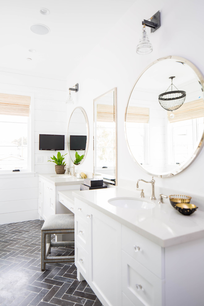 Lantlig inredning av ett stort vit vitt en-suite badrum, med skåp i shakerstil, vita skåp, ett fristående badkar, en dusch i en alkov, vit kakel, vita väggar, ett undermonterad handfat, grått golv och dusch med gångjärnsdörr