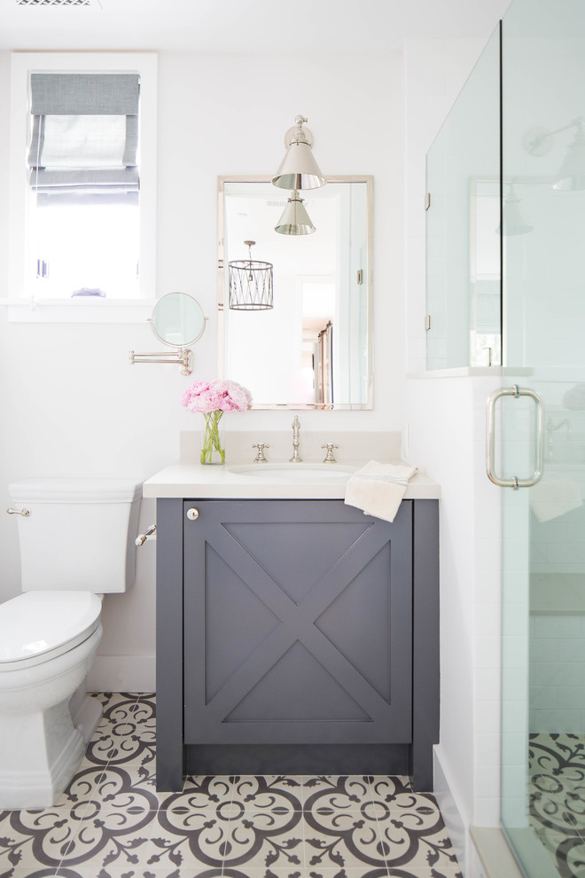 На фото: главная ванная комната среднего размера в морском стиле с серыми фасадами, душем в нише, белой плиткой, плиткой кабанчик, белыми стенами, врезной раковиной, разноцветным полом, душем с распашными дверями, белой столешницей и зеркалом с подсветкой с