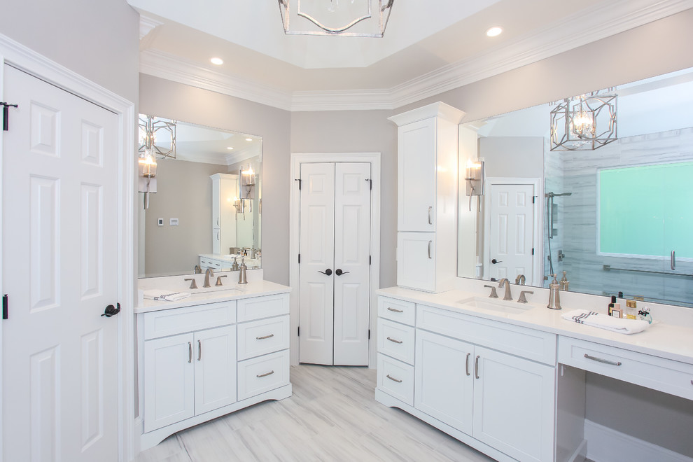 Bild på ett mellanstort vintage vit vitt en-suite badrum, med luckor med infälld panel, vita skåp, en dusch i en alkov, grå väggar, klinkergolv i porslin, ett undermonterad handfat, grått golv och dusch med gångjärnsdörr