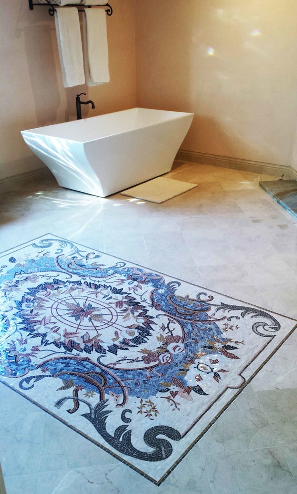 Modelo de cuarto de baño clásico con suelo con mosaicos de baldosas y suelo multicolor