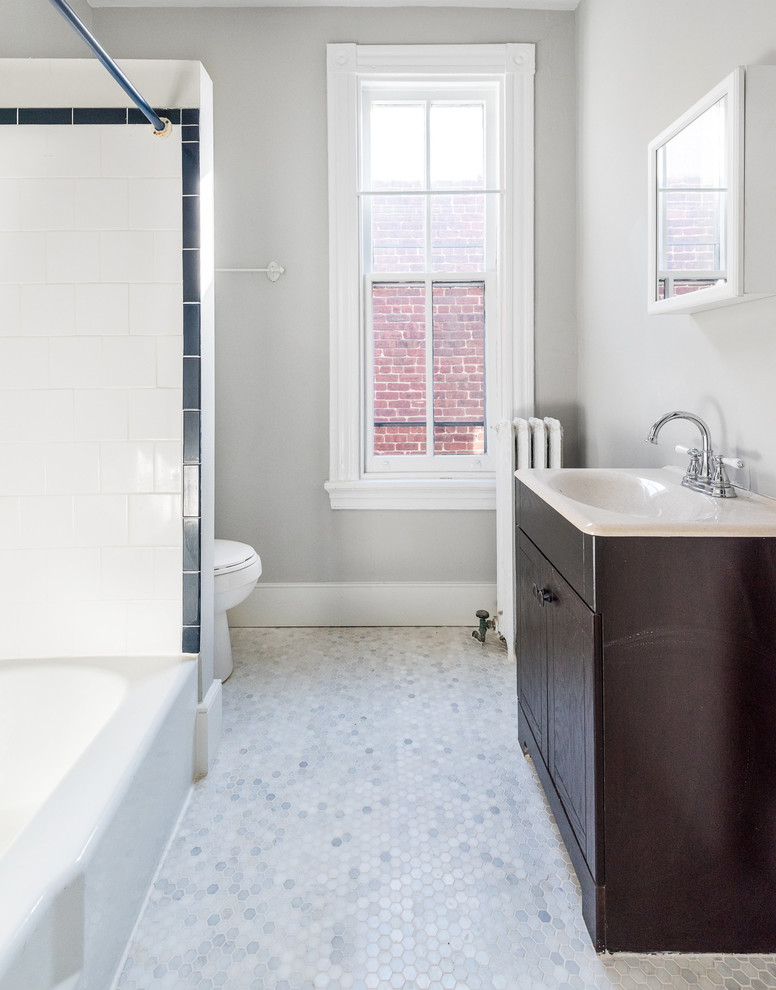 Свежая идея для дизайна: маленькая ванная комната в современном стиле с открытыми фасадами, белыми фасадами, серыми стенами и полом из керамической плитки для на участке и в саду - отличное фото интерьера