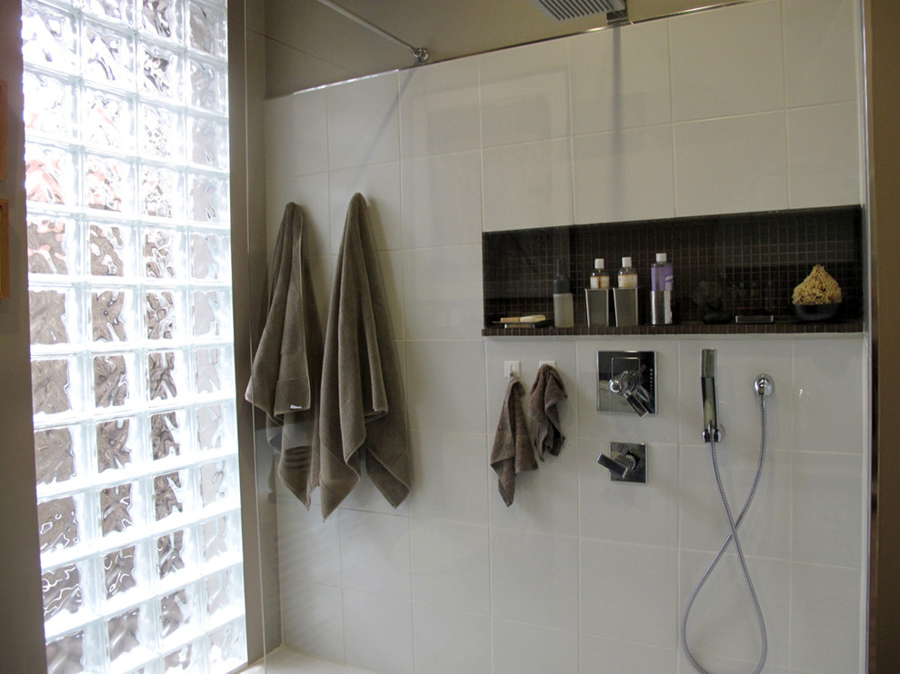 Idée de décoration pour une salle de bain principale design en bois clair avec un placard à porte plane, une douche ouverte, WC séparés, un carrelage noir et blanc, des carreaux de béton, un mur gris, un sol en calcaire, un lavabo encastré et un plan de toilette en calcaire.