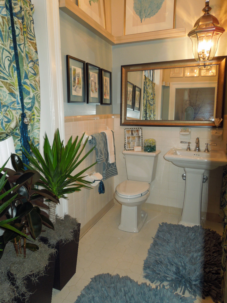 Cette photo montre une petite salle de bain principale bord de mer avec un lavabo de ferme, une baignoire en alcôve, un combiné douche/baignoire, WC séparés, un carrelage blanc, des carreaux de céramique, un mur multicolore et un sol en carrelage de céramique.