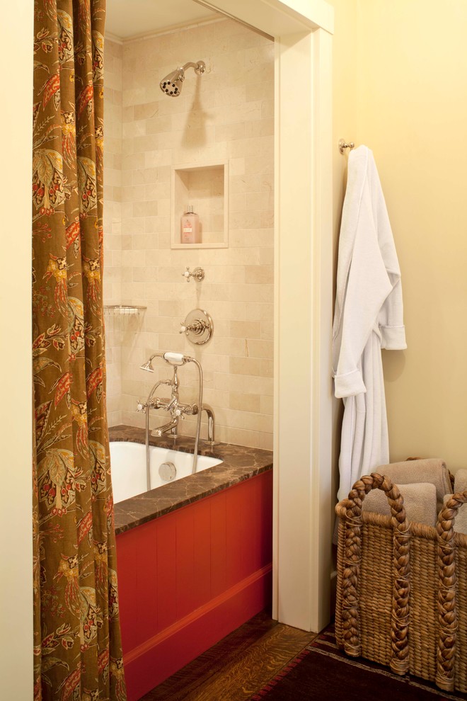 Imagen de cuarto de baño rectangular clásico con bañera encastrada sin remate, combinación de ducha y bañera y baldosas y/o azulejos beige