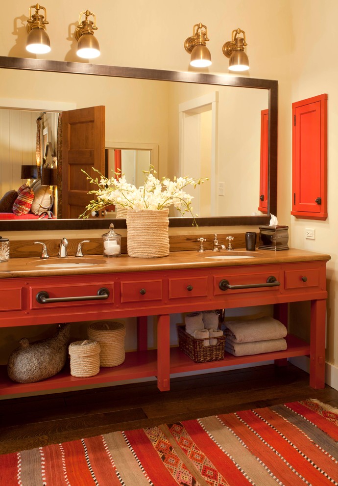 Пример оригинального дизайна: ванная комната в классическом стиле с врезной раковиной, столешницей из дерева и красными фасадами
