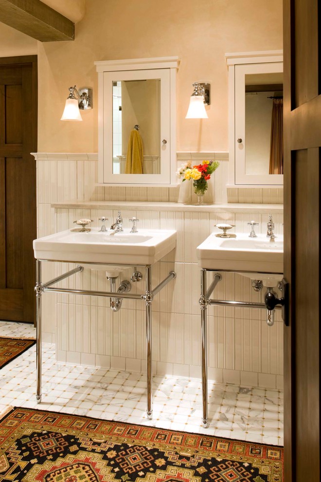 Inspiration för mellanstora lantliga en-suite badrum, med beige väggar, ett piedestal handfat, vit kakel, klinkergolv i keramik, vitt golv och en toalettstol med hel cisternkåpa