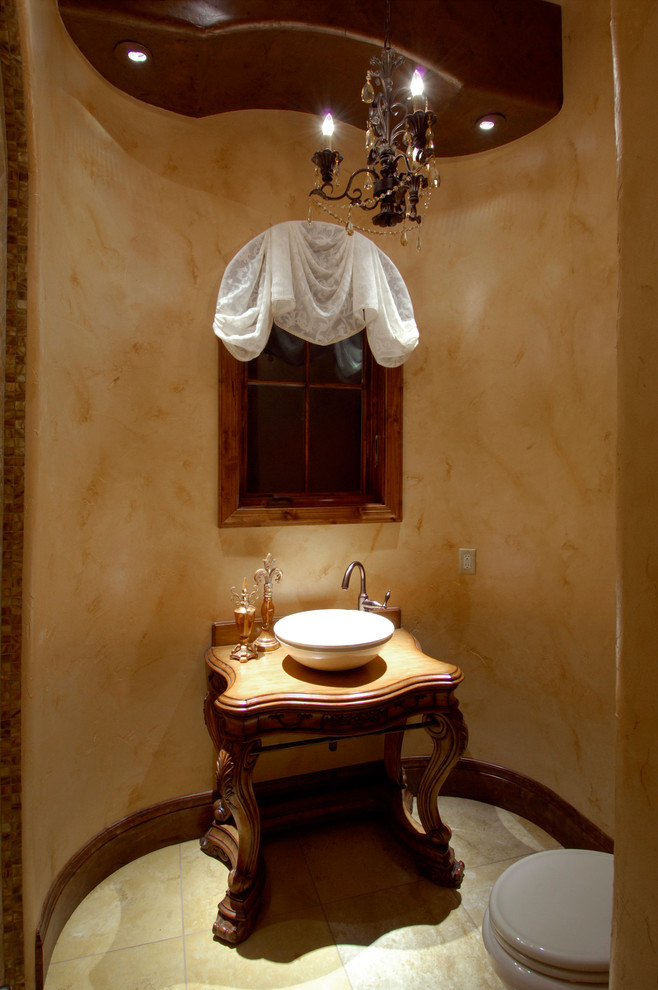 Свежая идея для дизайна: туалет в средиземноморском стиле - отличное фото интерьера