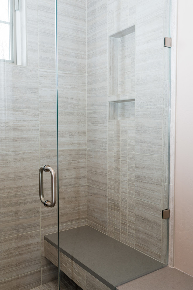 Foto de cuarto de baño contemporáneo de tamaño medio con puertas de armario de madera en tonos medios y baldosas y/o azulejos de piedra
