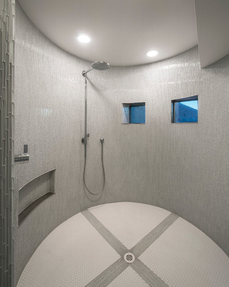 Modernes Badezimmer mit Duschnische, weißen Fliesen und Glasfliesen in Phoenix