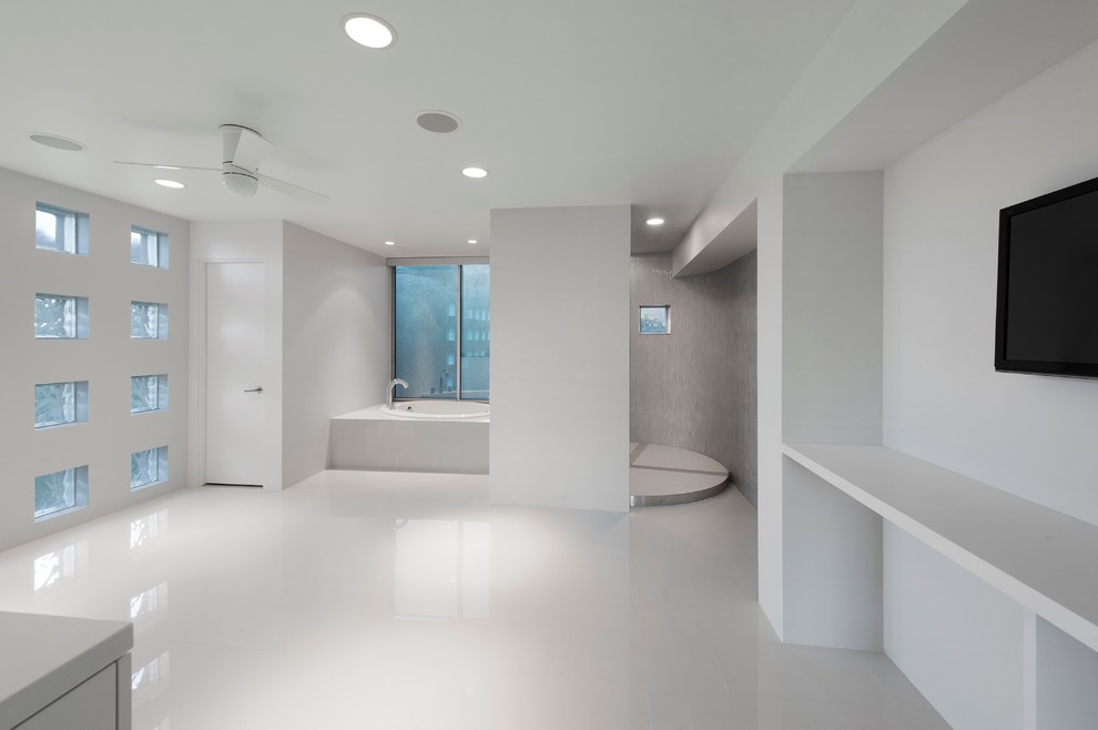 フェニックスにあるモダンスタイルのおしゃれな浴室 (オープンシェルフ、白いキャビネット、ドロップイン型浴槽、アルコーブ型シャワー、壁掛け式トイレ) の写真