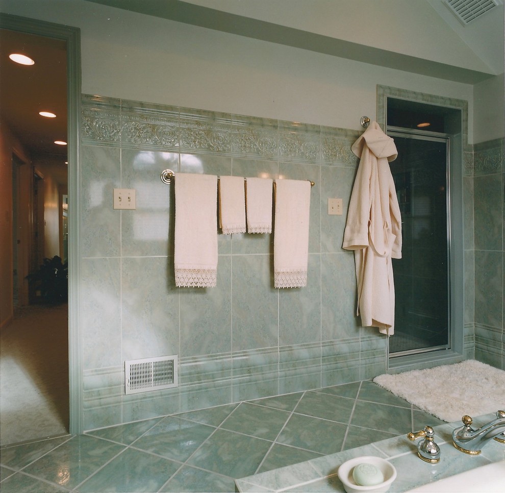 Bild på ett stort vintage en-suite badrum, med skåp i shakerstil, gröna skåp, ett platsbyggt badkar, en dusch i en alkov, grön kakel, stenkakel, gröna väggar, marmorgolv, ett nedsänkt handfat och bänkskiva i kvarts