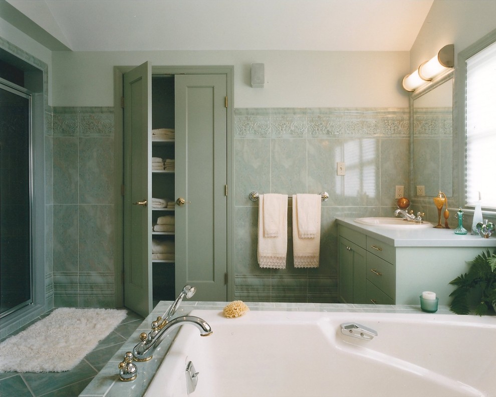 На фото: большая главная ванная комната в классическом стиле с фасадами в стиле шейкер, зелеными фасадами, накладной ванной, душем в нише, зеленой плиткой, каменной плиткой, зелеными стенами, мраморным полом, накладной раковиной и столешницей из искусственного кварца с