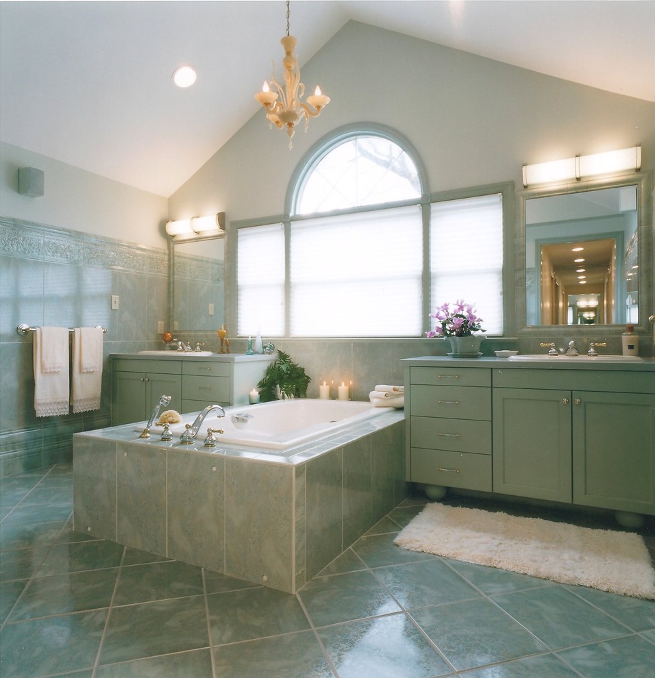 Пример оригинального дизайна: большая главная ванная комната в классическом стиле с фасадами в стиле шейкер, зелеными фасадами, накладной ванной, душем в нише, зеленой плиткой, каменной плиткой, зелеными стенами, мраморным полом, накладной раковиной и столешницей из искусственного кварца