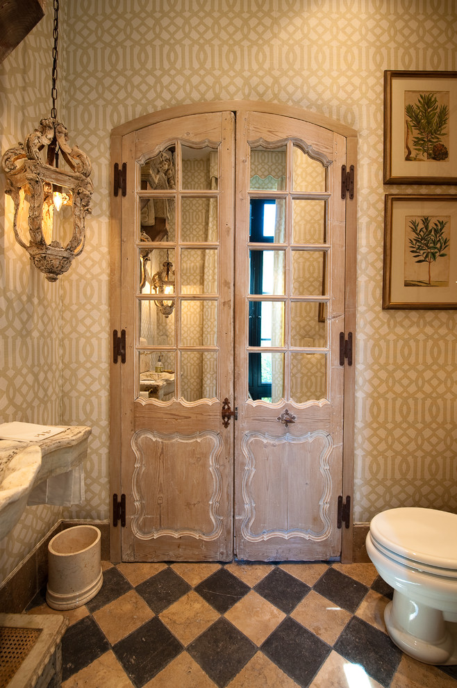Источник вдохновения для домашнего уюта: ванная комната в средиземноморском стиле с бежевой плиткой