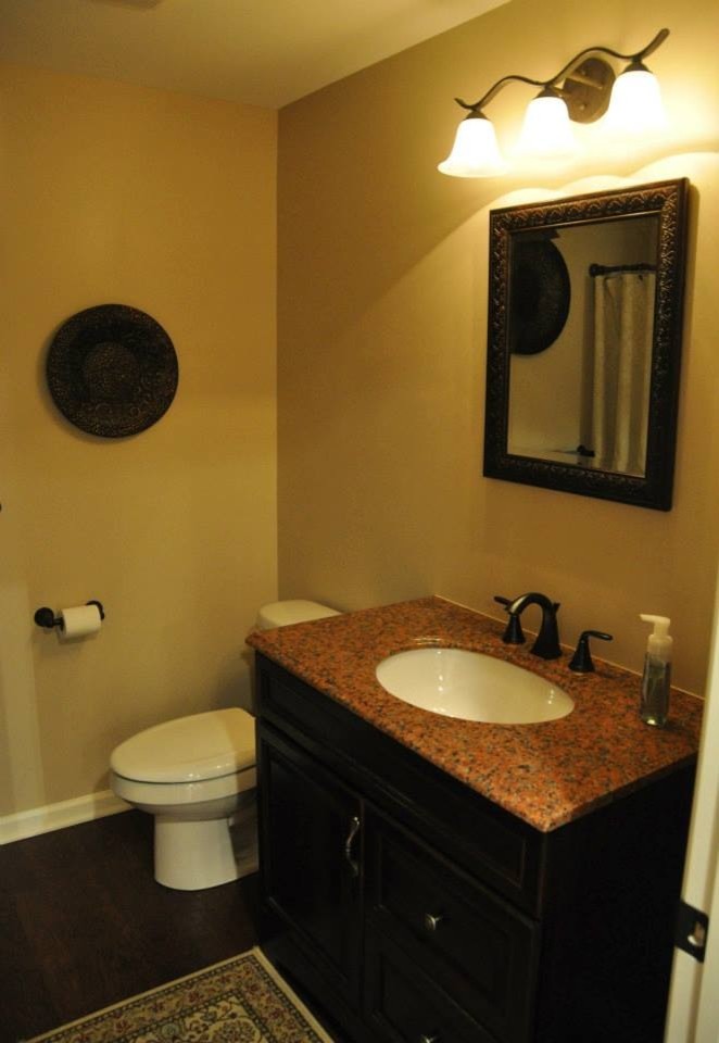 Idéer för ett mellanstort klassiskt badrum med dusch, med ett badkar i en alkov, en dusch/badkar-kombination, en toalettstol med separat cisternkåpa, beige väggar, mörkt trägolv, ett undermonterad handfat, bänkskiva i terrazo, brunt golv, dusch med duschdraperi och svarta skåp
