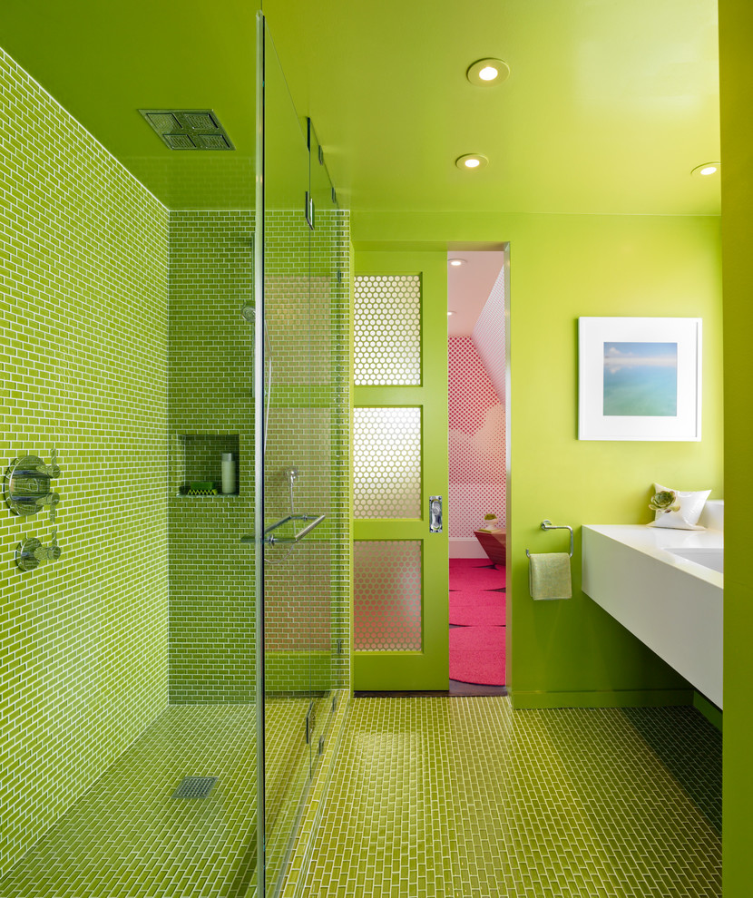 Modernes Badezimmer mit weißen Schränken, Eckdusche, grünen Fliesen, grüner Wandfarbe, integriertem Waschbecken, grünem Boden, Falttür-Duschabtrennung und weißer Waschtischplatte in San Francisco