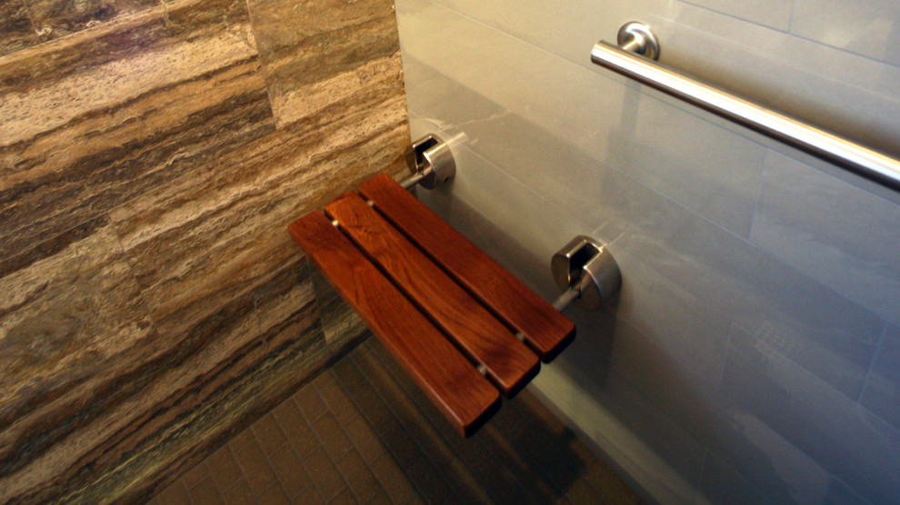 Diseño de cuarto de baño contemporáneo con armarios con paneles lisos, puertas de armario de madera oscura, ducha abierta, baldosas y/o azulejos de porcelana, lavabo integrado, encimera de cuarzo compacto y suelo de madera en tonos medios