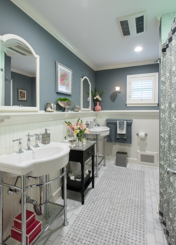ダラスにある高級な中くらいなトラディショナルスタイルのおしゃれなマスターバスルーム (コンソール型シンク、アルコーブ型浴槽、シャワー付き浴槽	、白いタイル、グレーの壁、大理石の床、シャワーカーテン) の写真