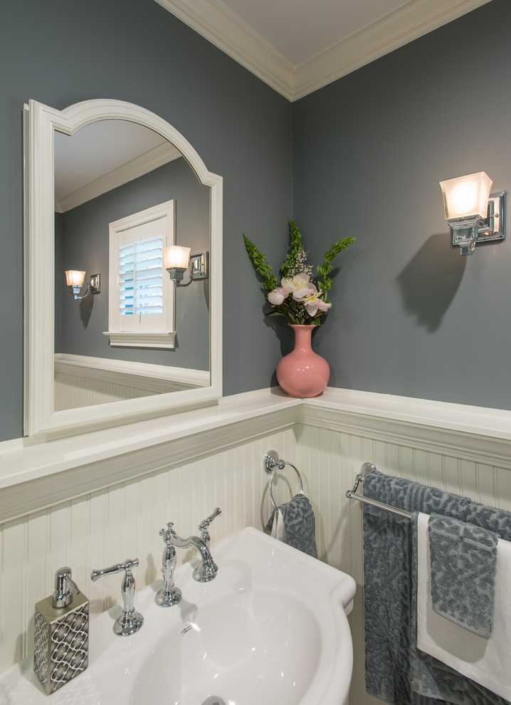 Esempio di una stanza da bagno padronale classica di medie dimensioni con lavabo a colonna, vasca ad alcova, vasca/doccia, piastrelle bianche, piastrelle a mosaico, pareti grigie e pavimento in marmo