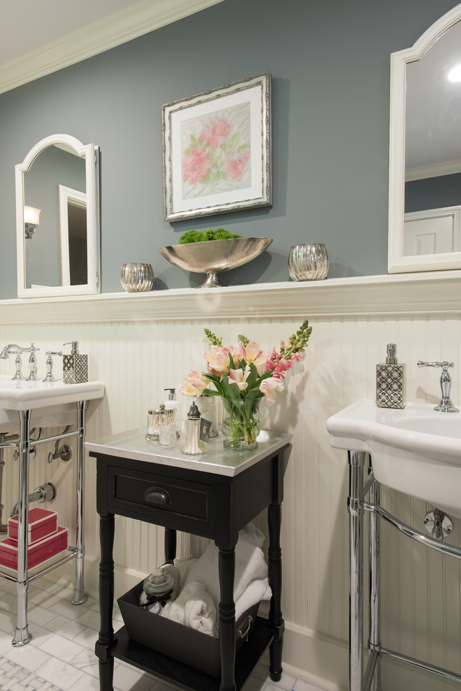 Пример оригинального дизайна: главная ванная комната среднего размера в классическом стиле с ванной в нише, душем над ванной, белой плиткой, плиткой мозаикой, серыми стенами и мраморным полом