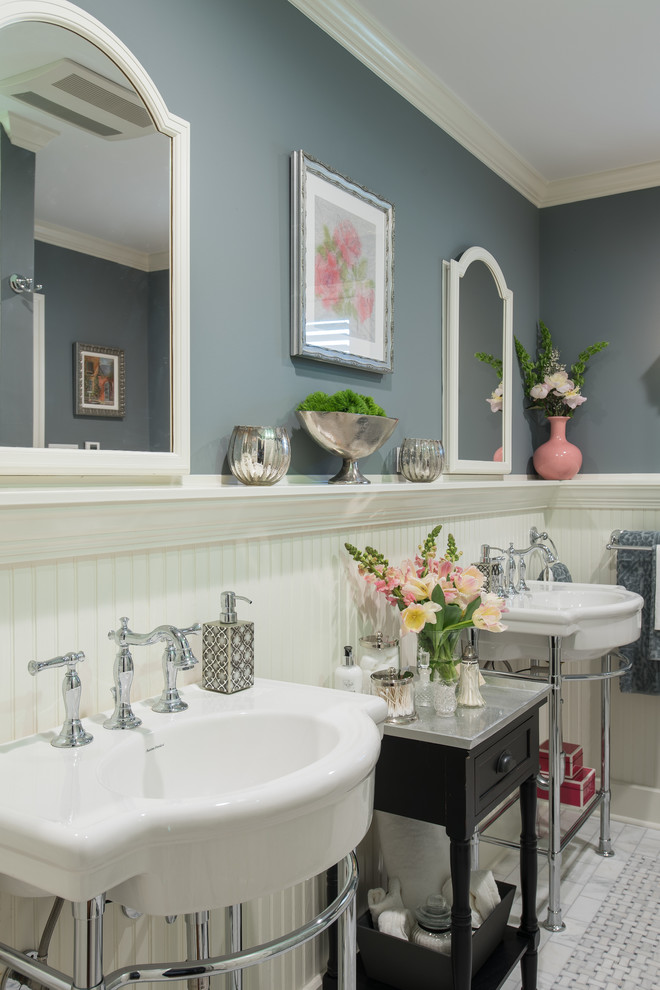 Klassisk inredning av ett mellanstort en-suite badrum, med ett badkar i en alkov, en dusch/badkar-kombination, vit kakel, mosaik, grå väggar och marmorgolv
