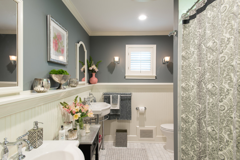 Esempio di una stanza da bagno padronale tradizionale di medie dimensioni con vasca ad alcova, vasca/doccia, piastrelle bianche, piastrelle a mosaico, pareti grigie e pavimento in marmo