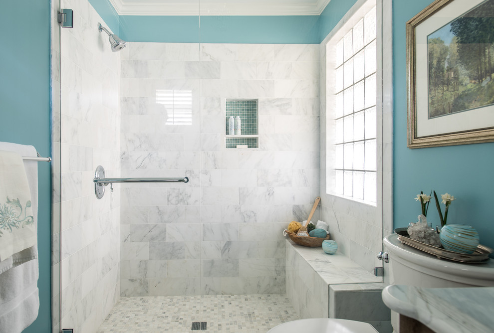 Esempio di una stanza da bagno con doccia chic di medie dimensioni con piastrelle bianche, piastrelle in pietra, pareti blu e pavimento in marmo