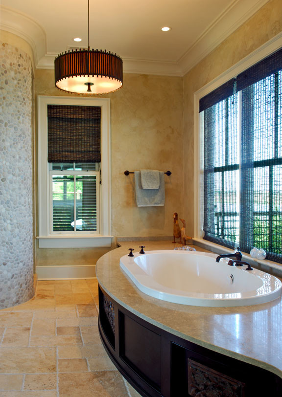 Diseño de cuarto de baño costero con encimera de piedra caliza y baldosas y/o azulejos beige