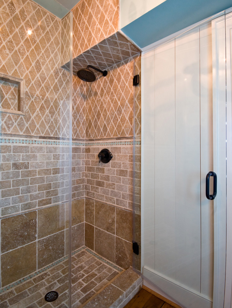 Ejemplo de cuarto de baño clásico con armarios estilo shaker, puertas de armario blancas, baldosas y/o azulejos beige, paredes blancas y suelo de madera en tonos medios