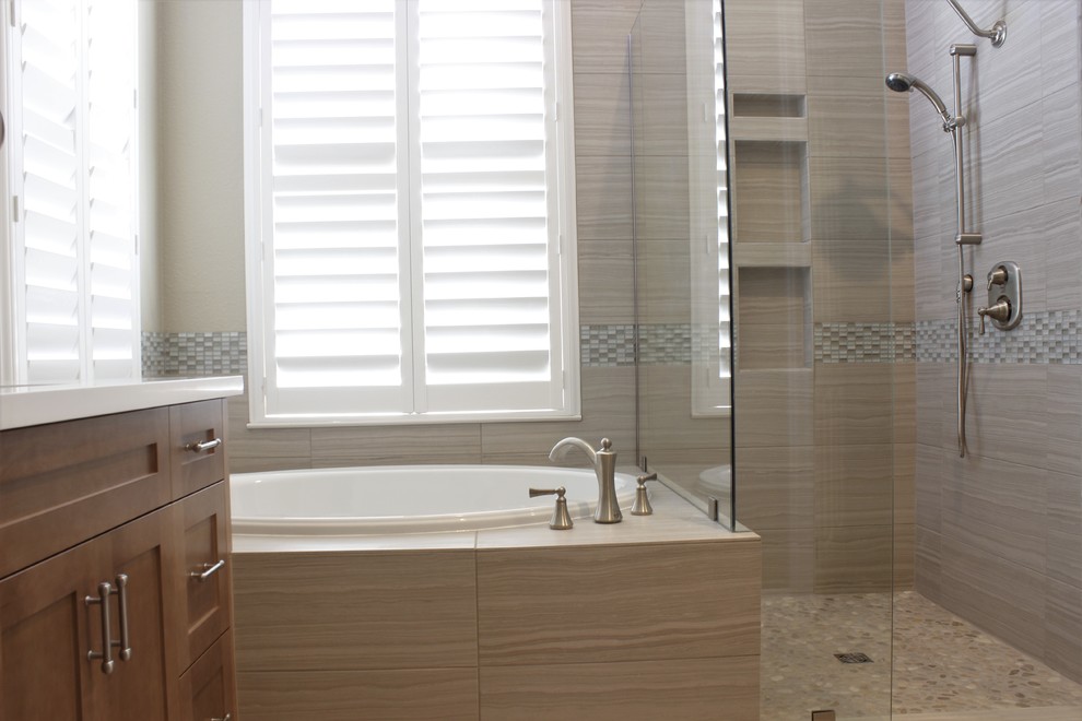 Réalisation d'une salle de bain principale marine en bois clair de taille moyenne avec un placard à porte shaker, une baignoire d'angle, un carrelage gris, mosaïque, un sol en galet, un lavabo posé et un plan de toilette en quartz modifié.