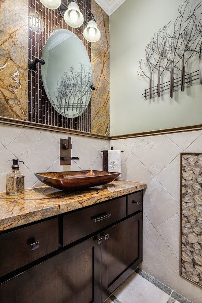 Mittelgroßes Modernes Duschbad mit braunen Schränken, beigen Fliesen, Keramikfliesen, beiger Wandfarbe, Kalkstein, Aufsatzwaschbecken, Wandtoilette und Schrankfronten im Shaker-Stil in Sacramento
