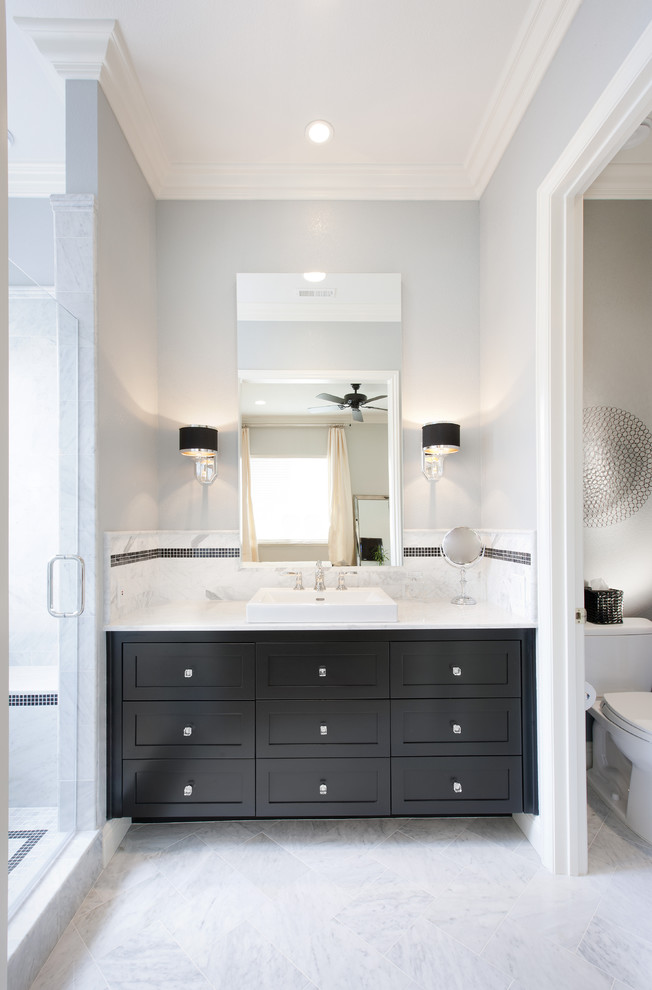 Inredning av ett modernt mellanstort en-suite badrum, med skåp i shakerstil, svarta skåp, en dusch i en alkov, en toalettstol med separat cisternkåpa, grå kakel, stenkakel, grå väggar, marmorgolv, ett fristående handfat och marmorbänkskiva