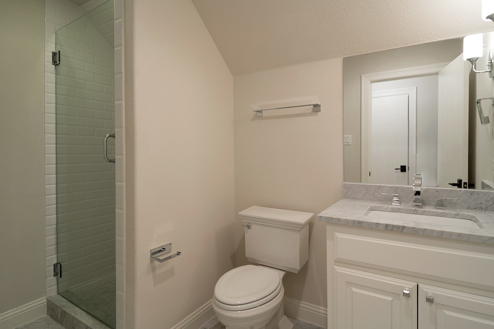 Пример оригинального дизайна: ванная комната среднего размера в классическом стиле с врезной раковиной, фасадами с выступающей филенкой, зелеными фасадами, столешницей из гранита, ванной в нише, душем в нише, раздельным унитазом, белой плиткой, плиткой кабанчик, белыми стенами, мраморным полом и душевой кабиной