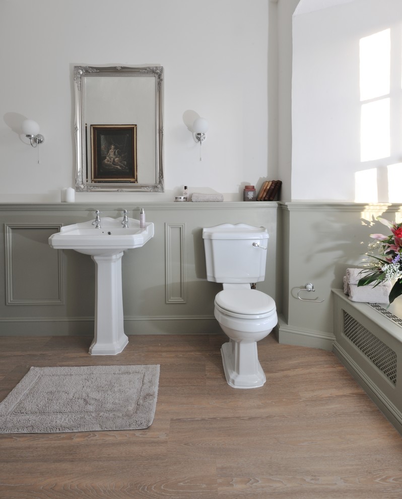 Foto de cuarto de baño tradicional con lavabo con pedestal, sanitario de dos piezas y paredes blancas