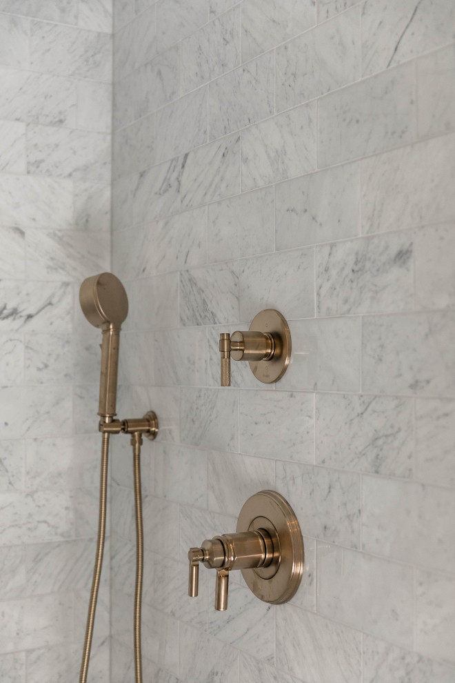 Idéer för ett stort klassiskt vit en-suite badrum, med släta luckor, vita skåp, en dusch i en alkov, marmorgolv, ett undermonterad handfat, marmorbänkskiva, blått golv och dusch med gångjärnsdörr