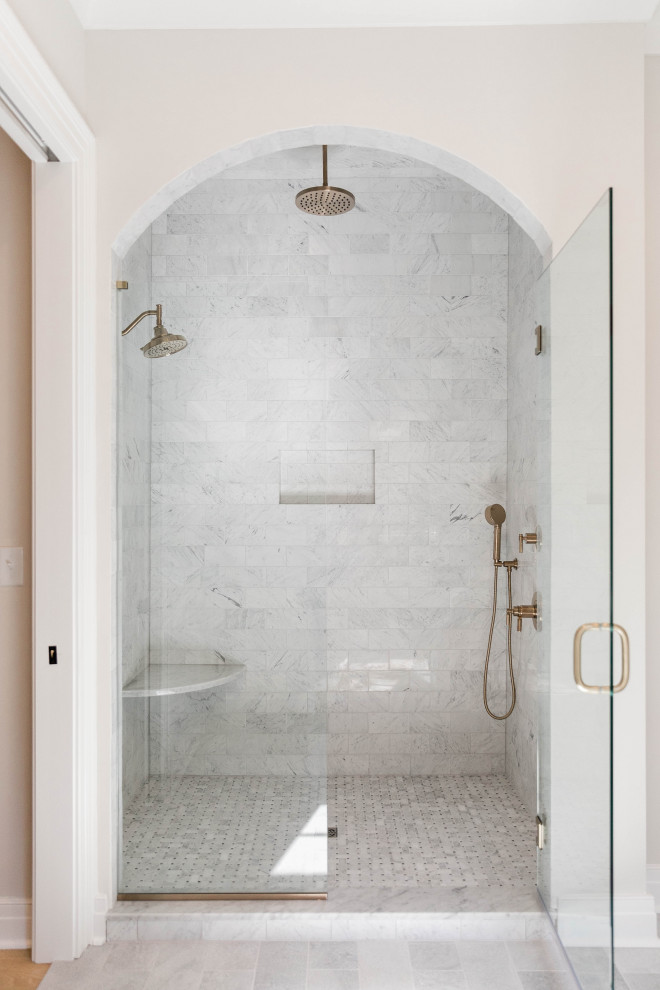 Exempel på ett stort klassiskt vit vitt en-suite badrum, med släta luckor, vita skåp, en dusch i en alkov, marmorgolv, ett undermonterad handfat, marmorbänkskiva, blått golv och dusch med gångjärnsdörr