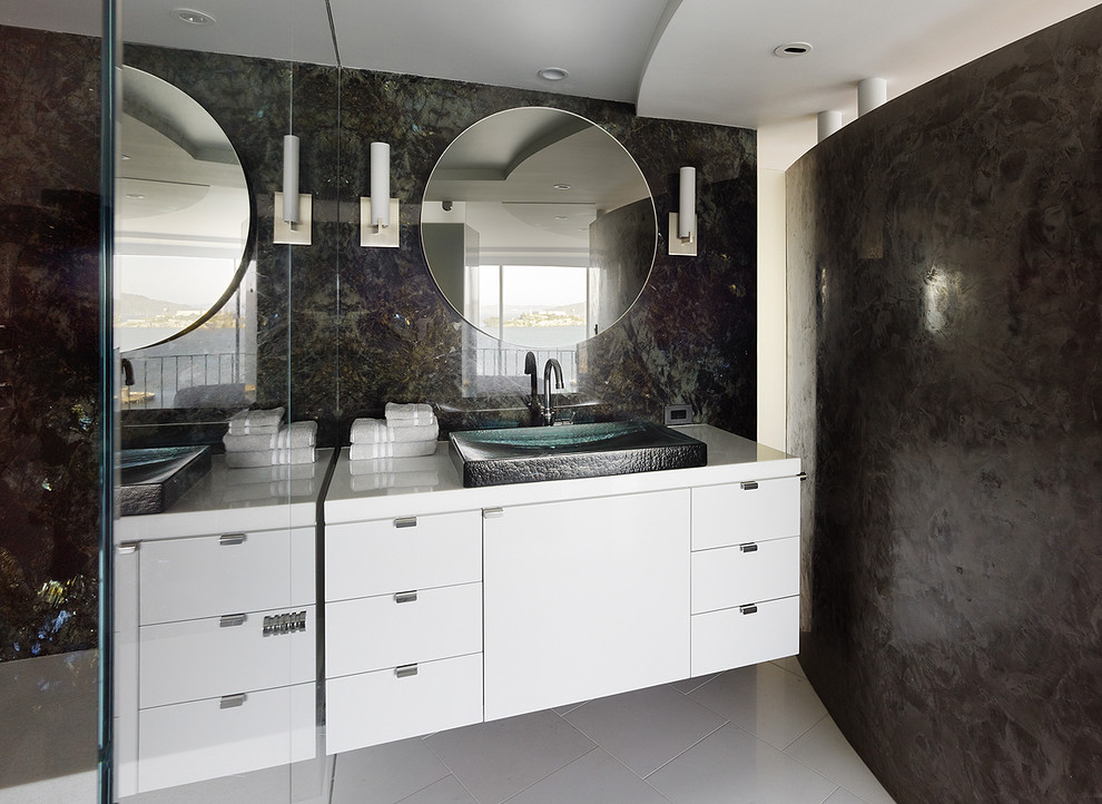 Aménagement d'une petite salle de bain contemporaine avec une vasque, un placard à porte plane, des portes de placard blanches et un mur noir.