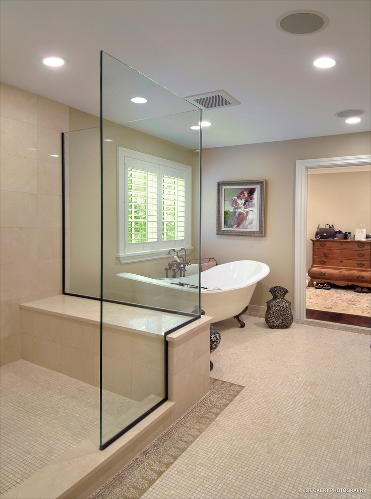 Пример оригинального дизайна: ванная комната в стиле неоклассика (современная классика) с ванной на ножках, бежевой плиткой, плиткой мозаикой, мраморной столешницей, бежевыми фасадами, фасадами островного типа и раздельным унитазом