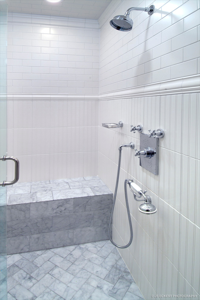 На фото: ванная комната в стиле неоклассика (современная классика) с душем в нише, белой плиткой и керамической плиткой с