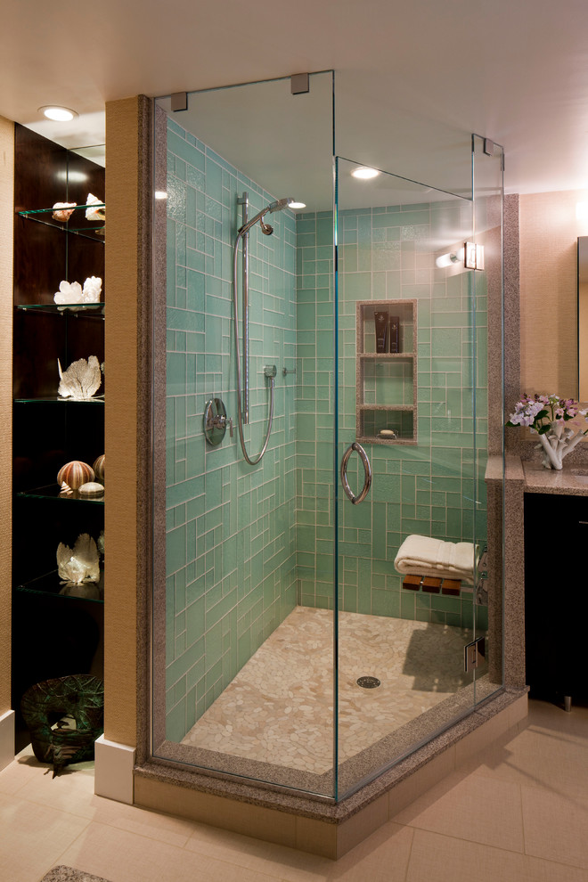 Inspiration för stora moderna en-suite badrum, med en hörndusch, blå kakel, glaskakel, bruna väggar, klinkergolv i porslin, bänkskiva i kvarts, beiget golv och dusch med gångjärnsdörr