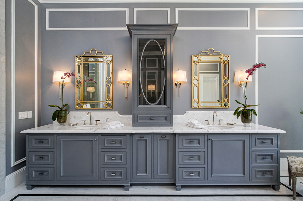 Immagine di una stanza da bagno padronale chic con ante a filo, ante blu, pareti grigie e lavabo sottopiano